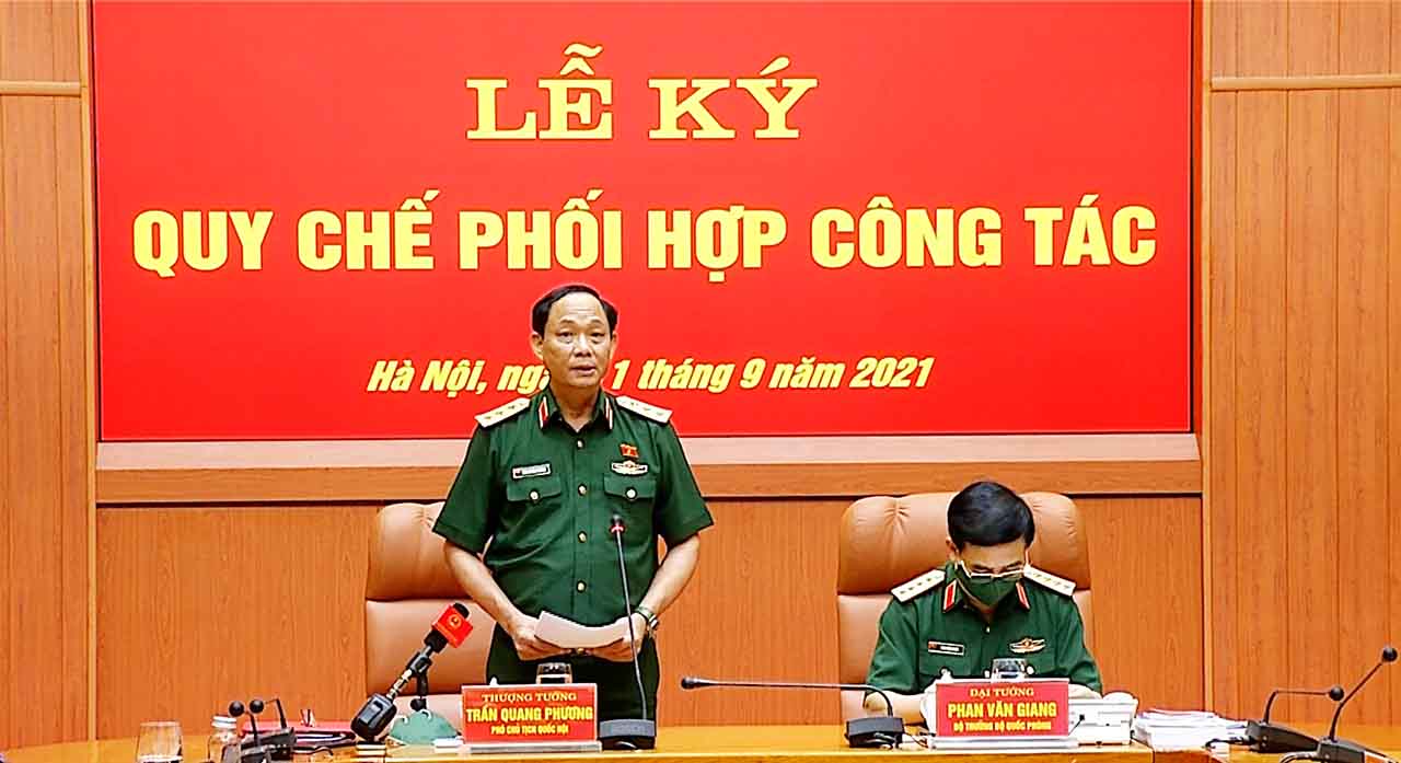 PHÓ CHỦ TỊCH QUỐC HỘI TRẦN QUANG PHƯƠNG DỰ LỄ KÝ QUY CHẾ PHỐI HỢP CÔNG TÁC GIỮA ỦY BAN QUỐC PHÒNG VÀ AN NINH VỚI BỘ QUỐC PHÒNG